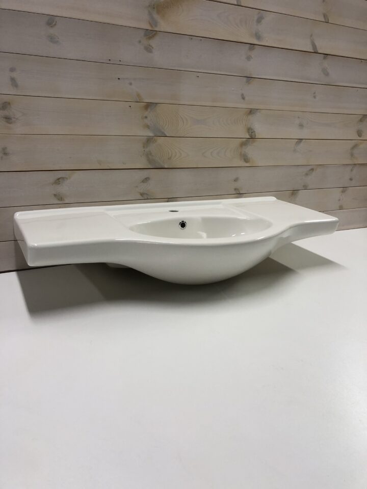 3 Outletprodukt - Stilrent vägghängt tvättställ