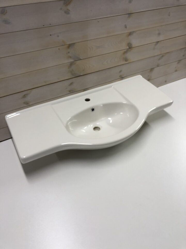 3 Outletprodukt - Stilrent vägghängt tvättställ