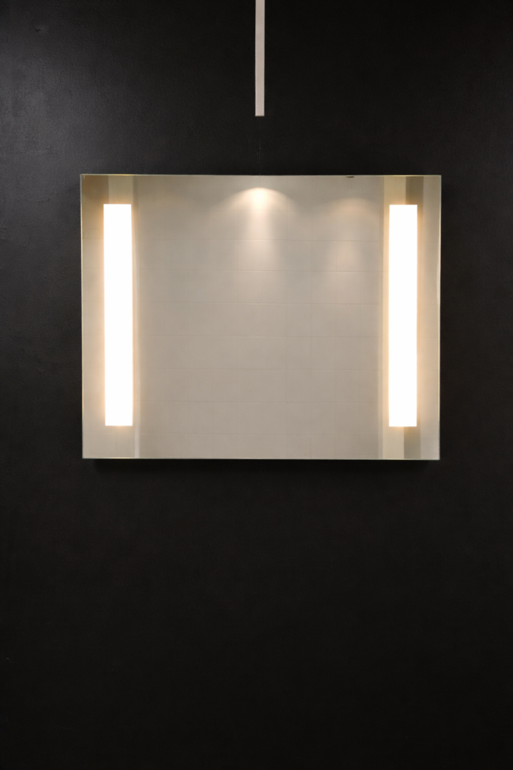 17 Outletprodukt - LIVE LED-spegel med stilren design och vertikal belysning