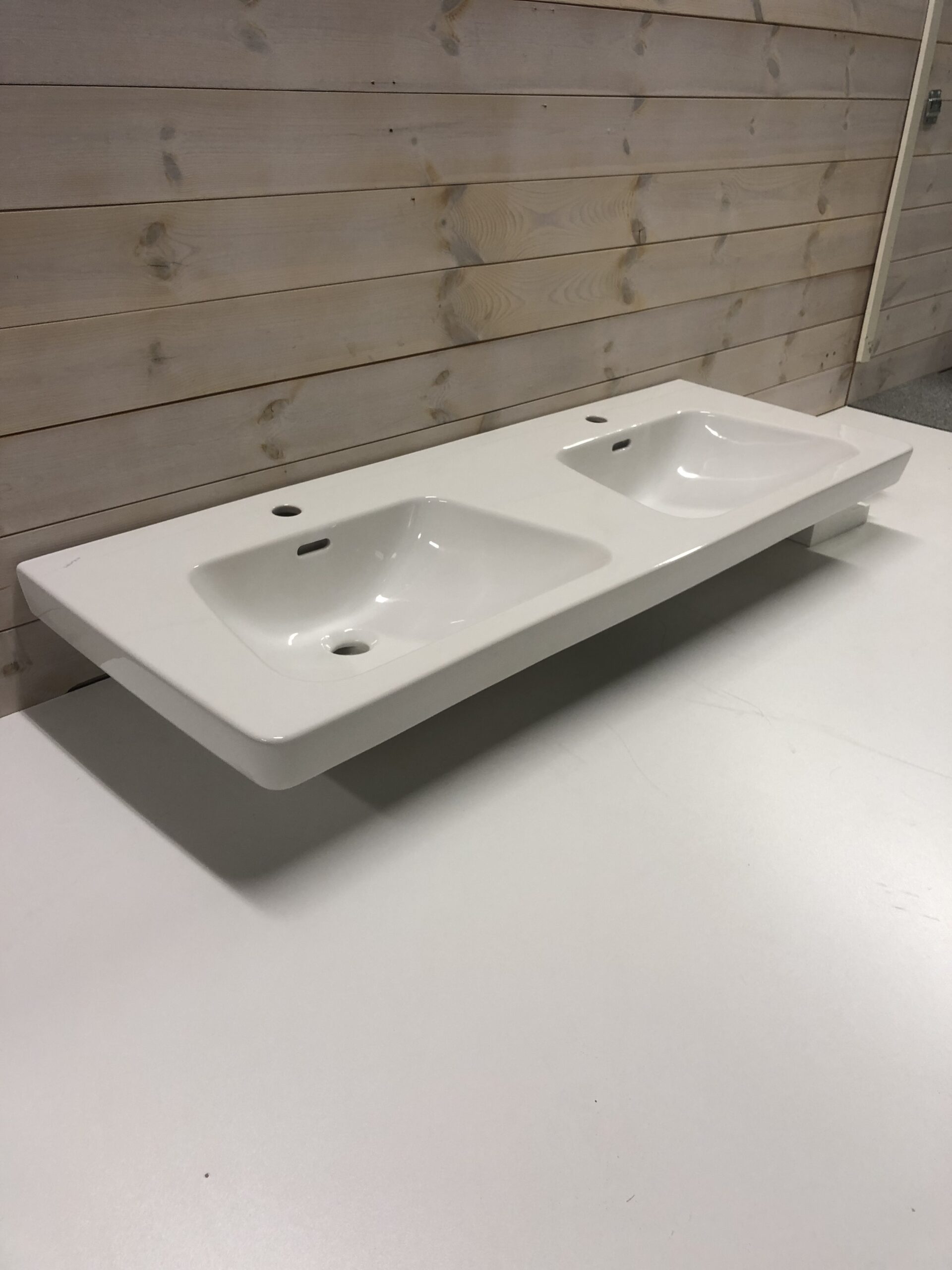 42Outletprodukt- Vägghängt dubbel-tvättställ från Laufen - Bild 1